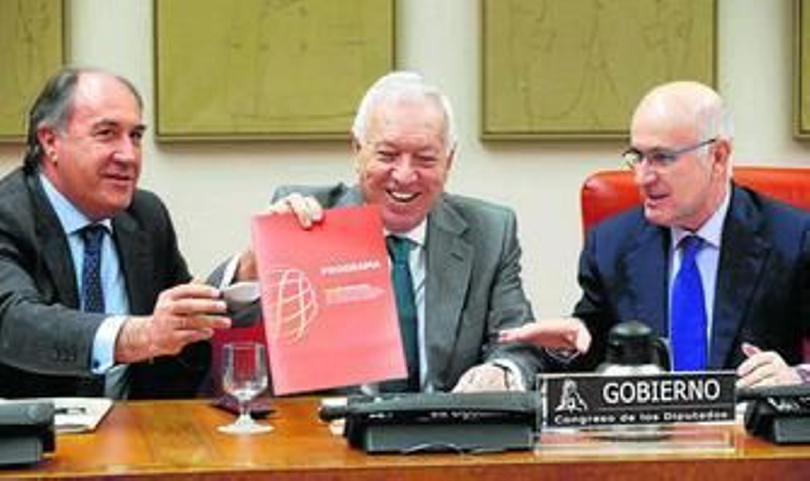 De izquierda a derecha, Landaluce, García-Margallo y Duran i Lleida, en la Comisión de Exteriores ayer.