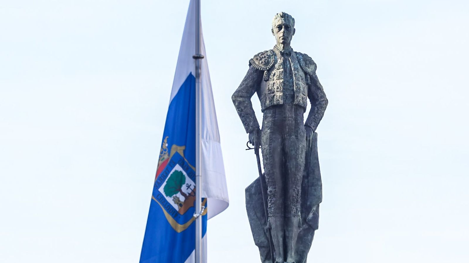 La bandera de la estatua del Litri, a media asta.