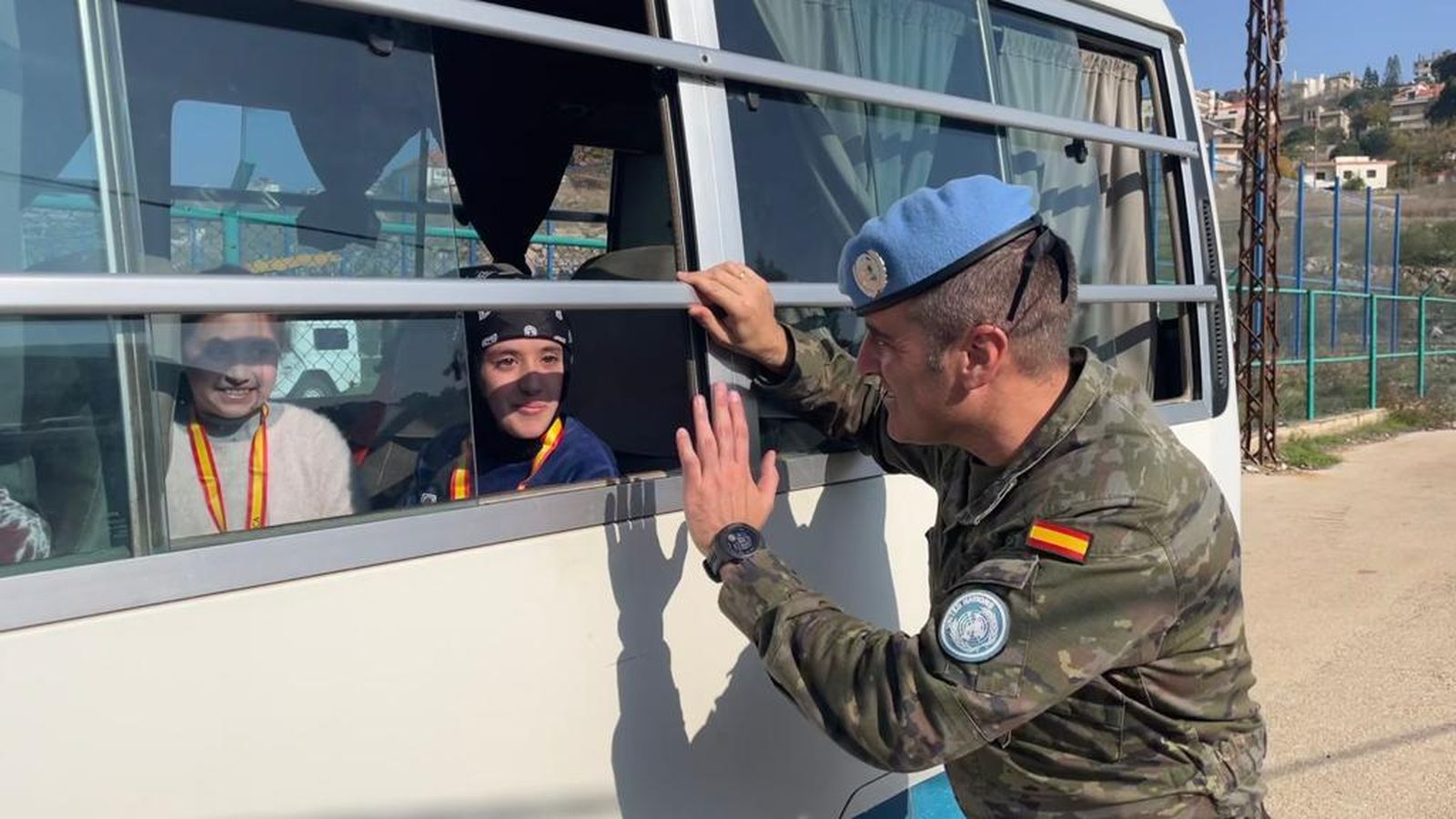 Teniente coronel despide a escolares tras entregarles material escolar.