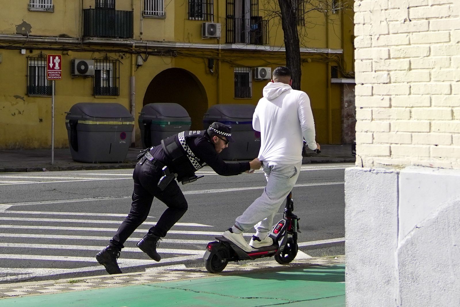 Primer día de multas a los patinetes de Sevilla, en imágenes