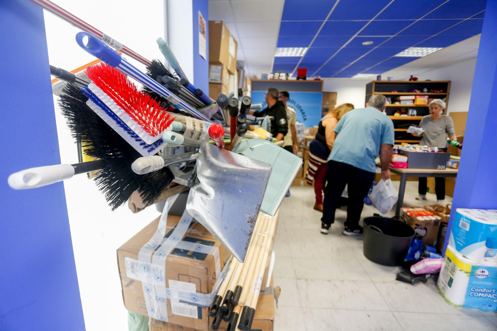 Fotos de la recogida de alimentos y enseres para ayudar a los afectados por la DANA en Valencia