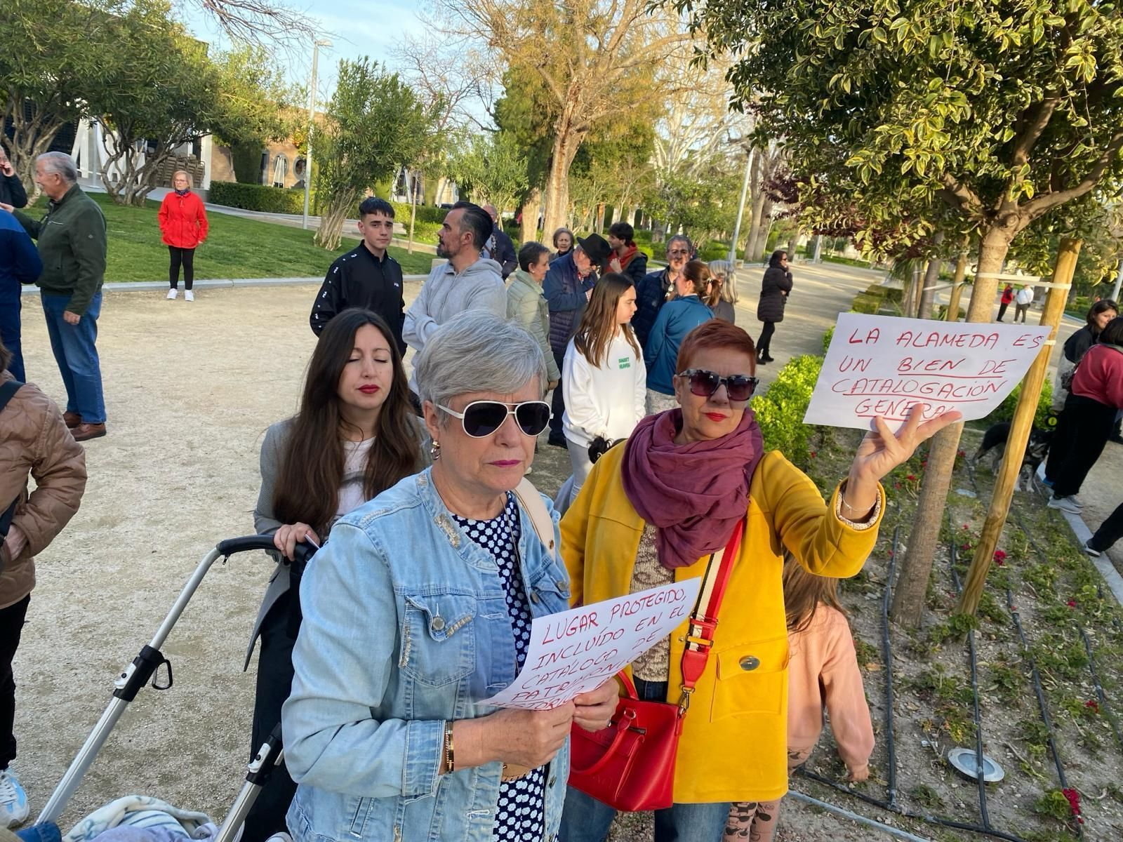 Manifestación en La Alameda contra el paso de ambulancias