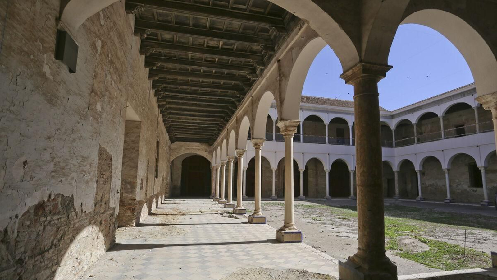 Claustro del antiguo convento de la Trinidad.