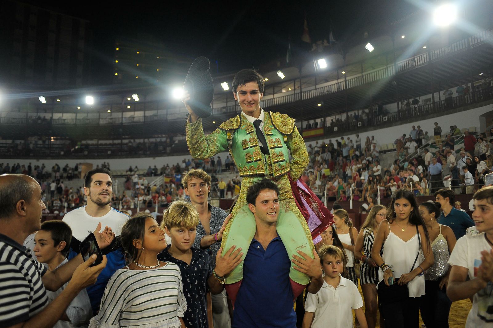 El novillero Jesús Romero sale a hombros tras su triunfo en La Malagueta.
