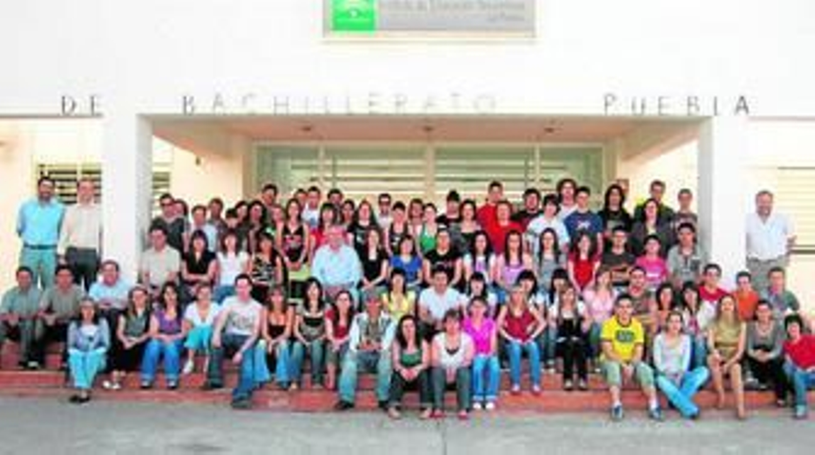 Alumnos del IES Puebla de Vícar en la puerta del centro educativo.