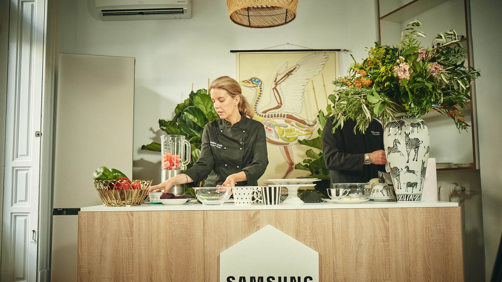 La chef Cristina Oria, en el 'showcooking' con el frigorífico Bespoke de Samsung