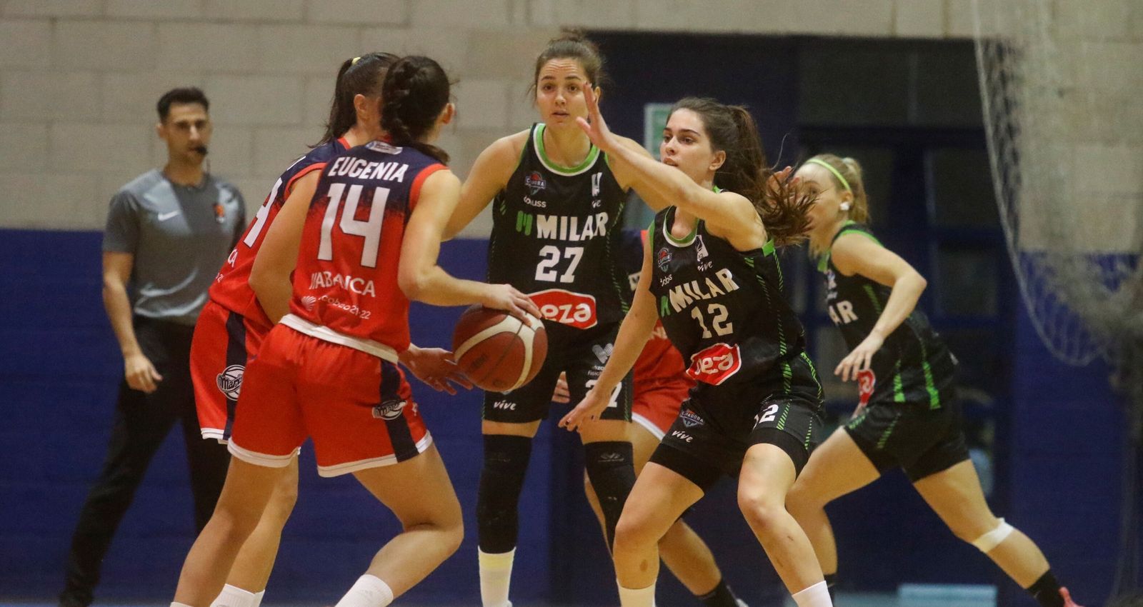 Catarina Barreiros, del Milar Córdoba, defiende a Eugenia, jugadora del Maristas Coruña.