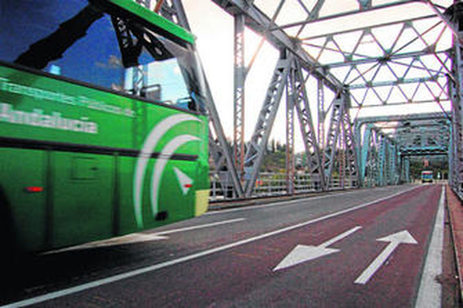 Un autobús del Consorcio, por el Puente de Hierro.