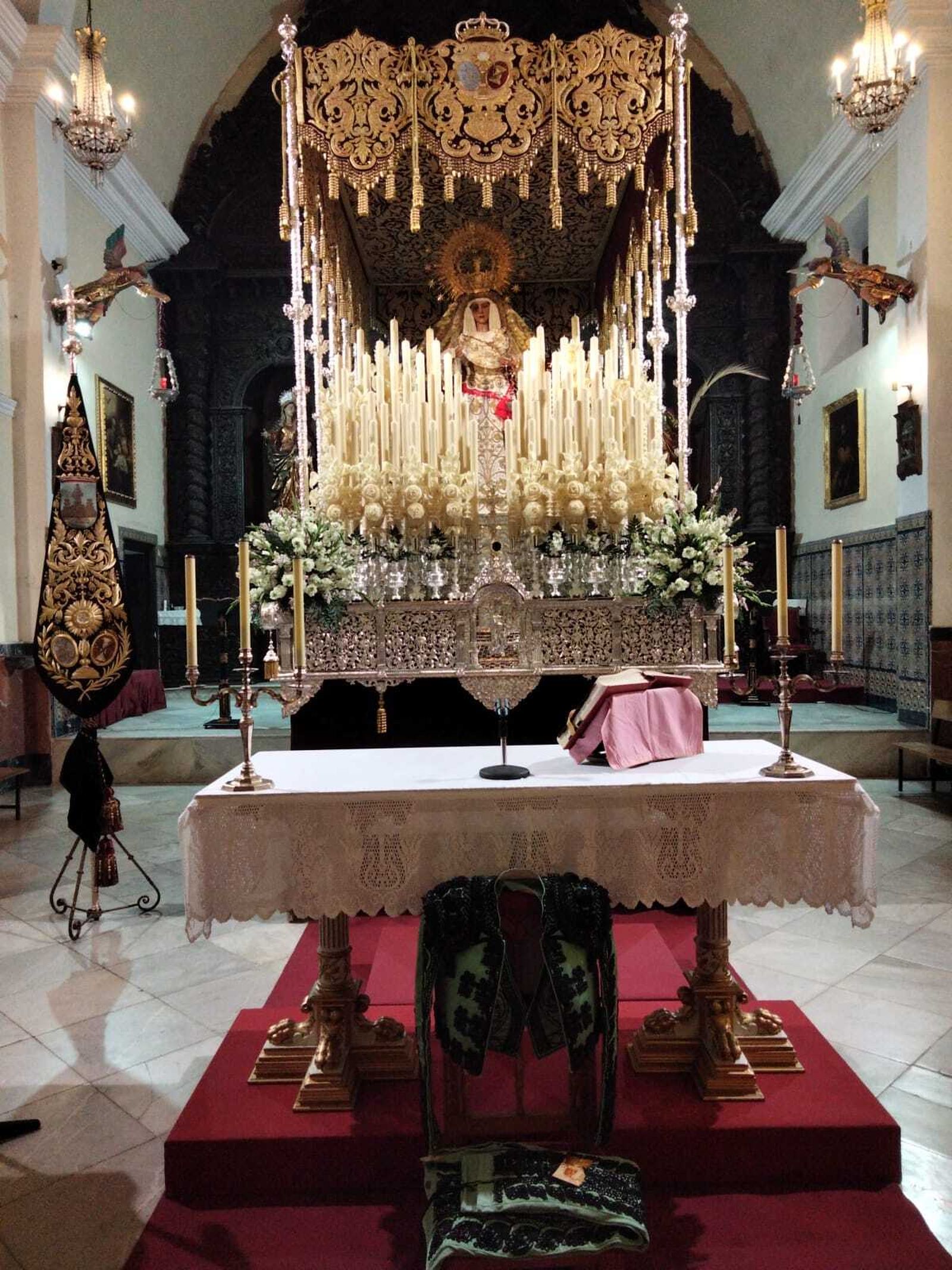 La imagen de la Virgen, con un traje de luces a sus pies.