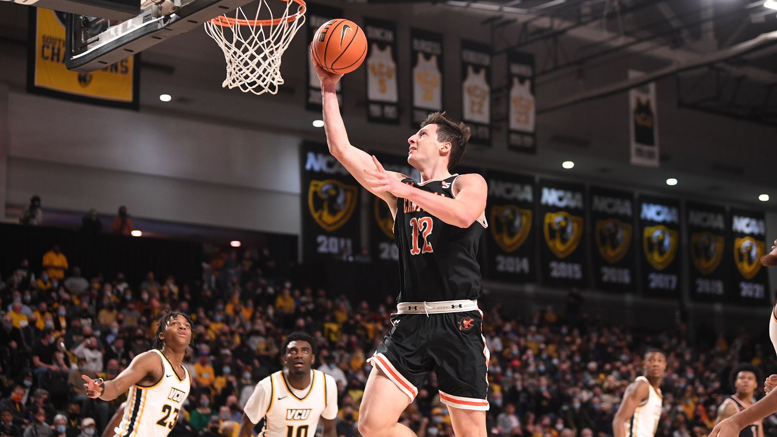 Jesús Carralero entra a canasta.