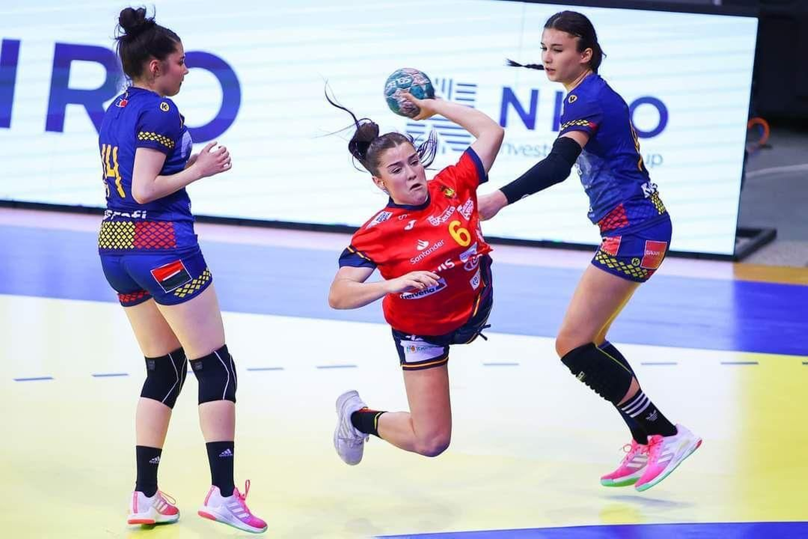 Marta Regordán lanza a portería. Marta Regordán lanza a portería.