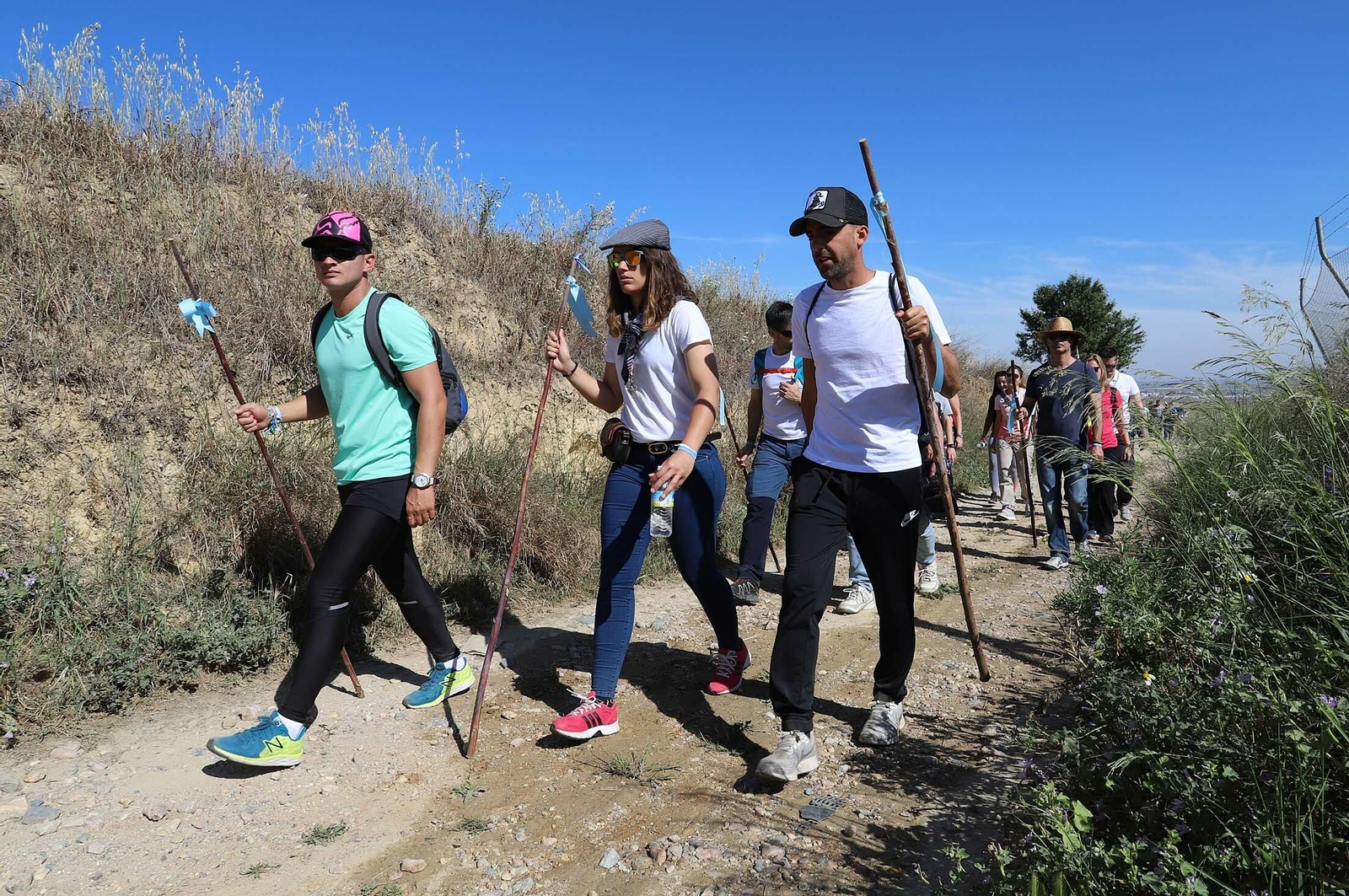 Imágenes de los presos de la cárcel de Huelva en su camino hacia El Rocío
