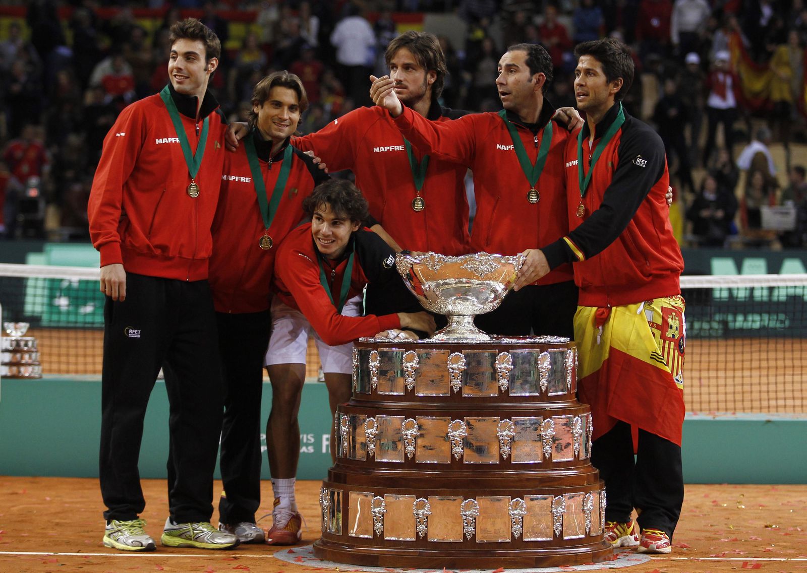 El equipo español con la Copa Davis disputada en Sevilla