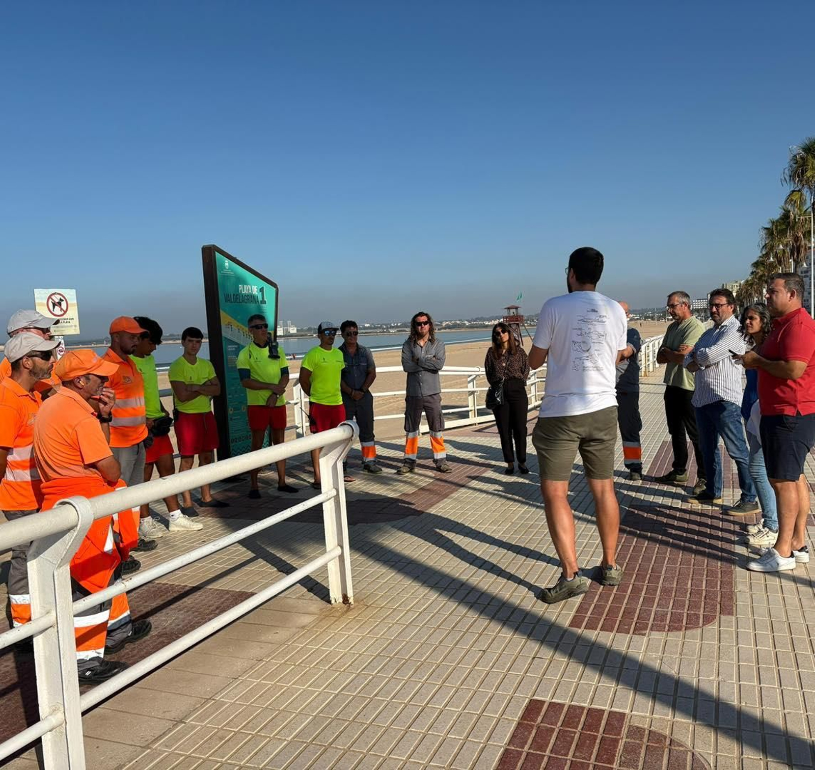 Una imagen de la charla dirigida a los trabajadores de las playas.