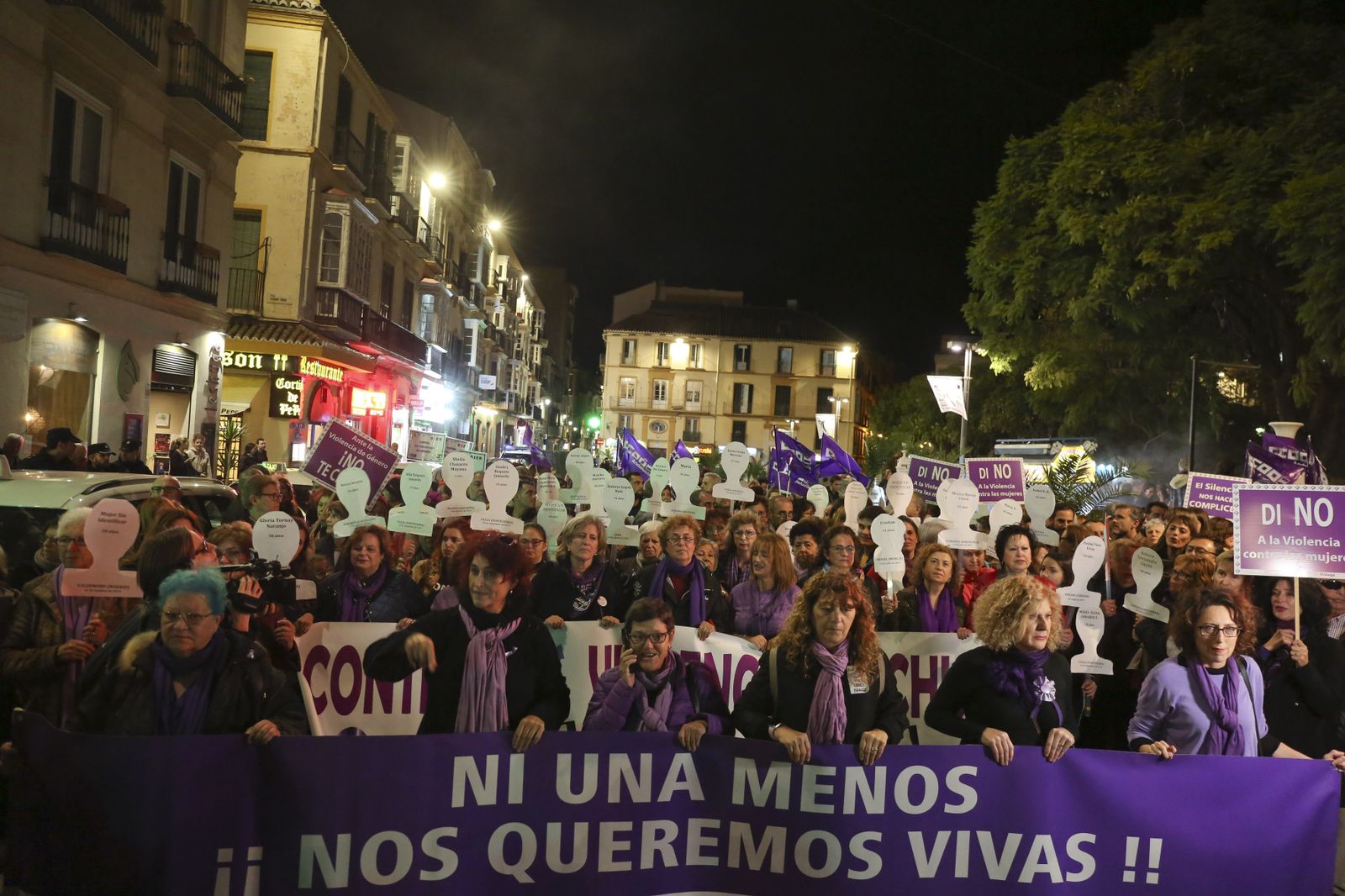 Cabeza de la manifestación a su salida en la plaza de la Merced.