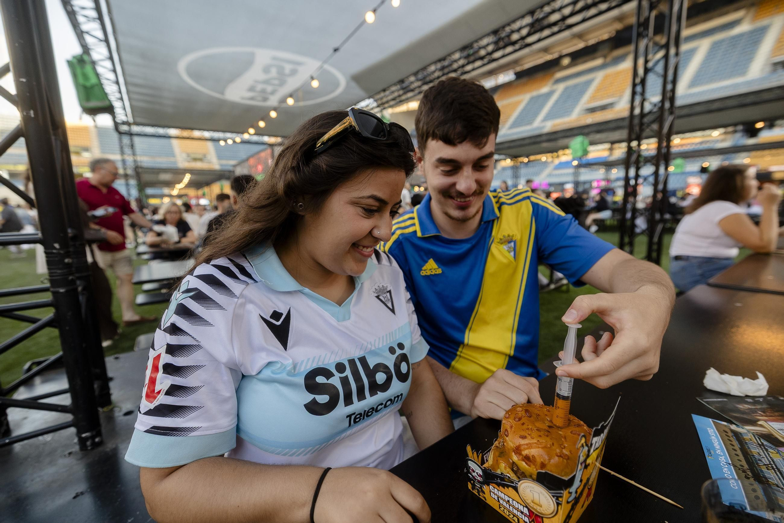 Búscate en las imágenes de la inauguración de The Champions Burger en el estadio Nuevo Mirandilla