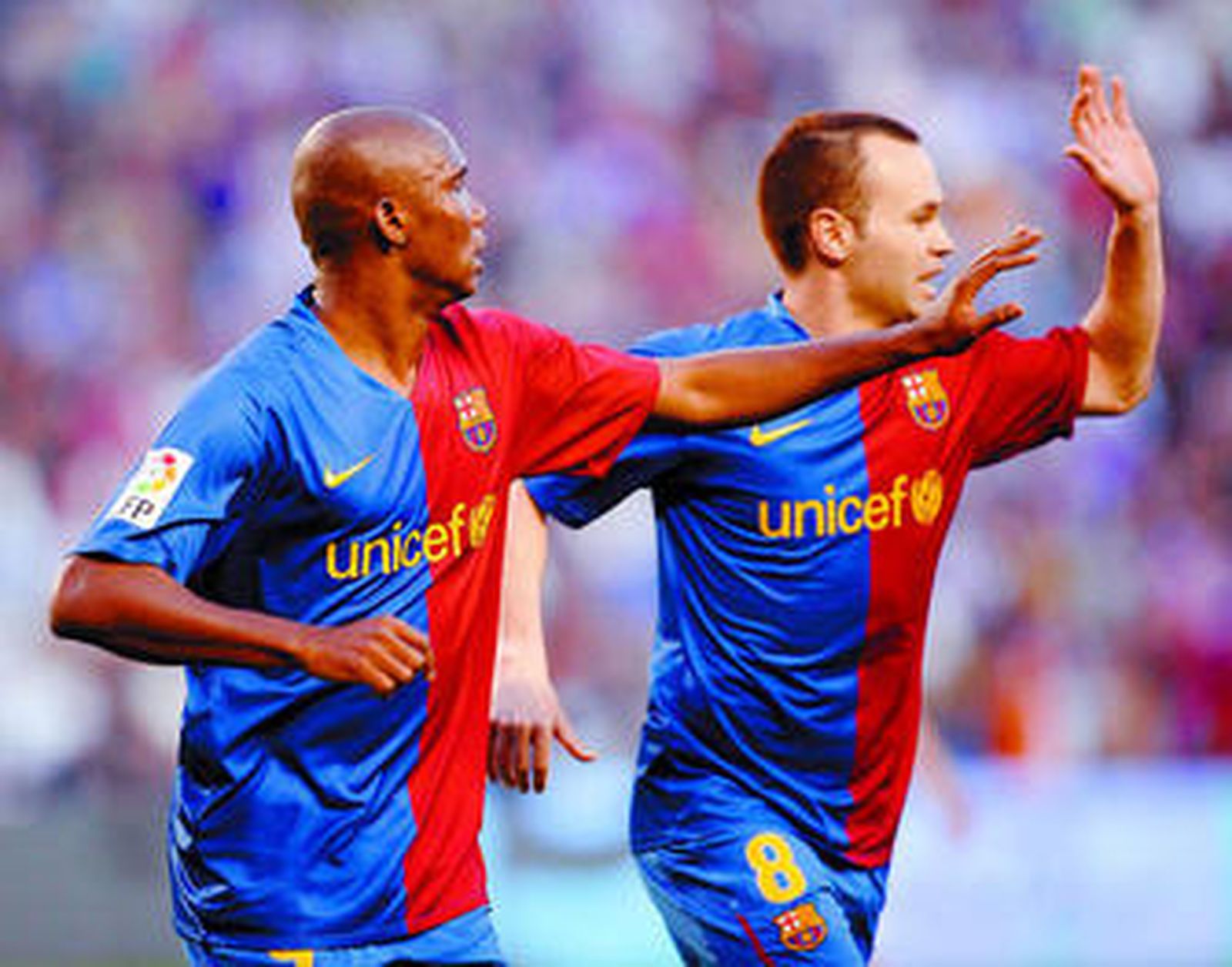 Samuel Eto'o celebra un gol junto a Andrés Iniesta.