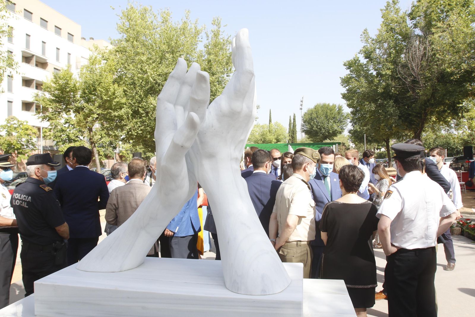 La escultura en honor a los sanitarios en Córdoba, en fotos