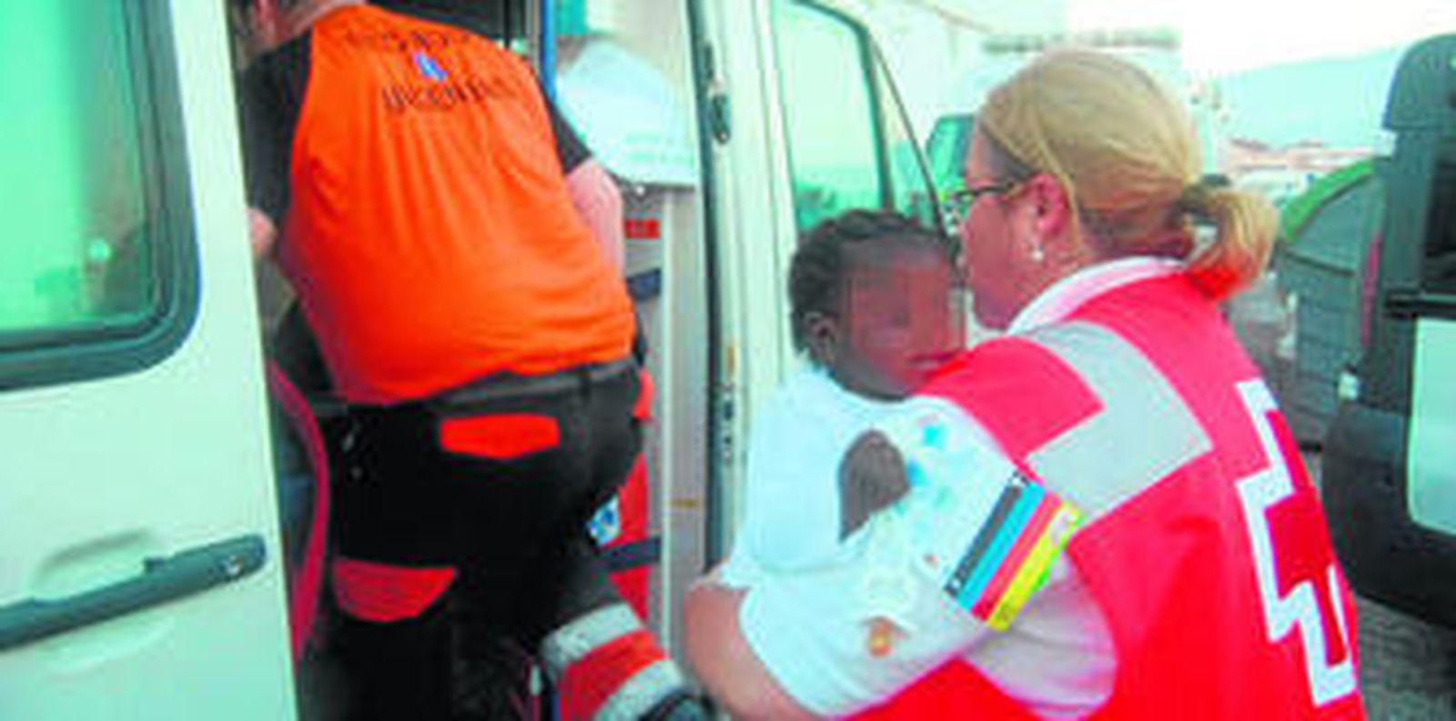 En la patera llegaron dos bebés, uno con su padre y otro hijo de una de las mujeres fallecidas.