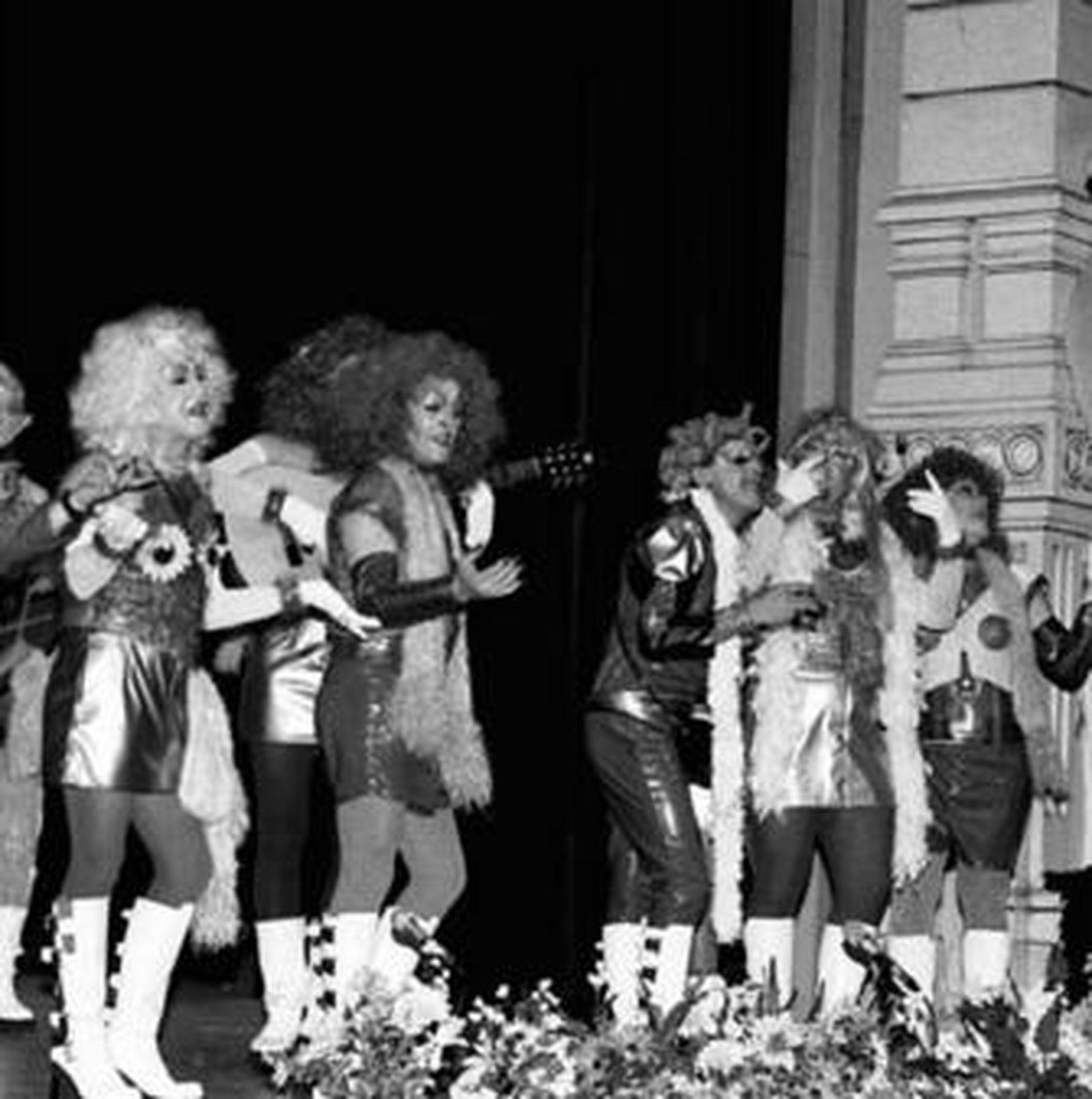 La murga 'Esto sí que tiene bujeros' de La Colombina en 1998.