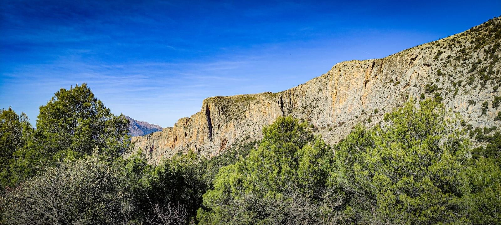 Ruta de senderismo con vistas a Sierra Nevada y la Sierra Sur: subida a la cumbre de Puerto Alto desde la Cañada de las Hazadillas