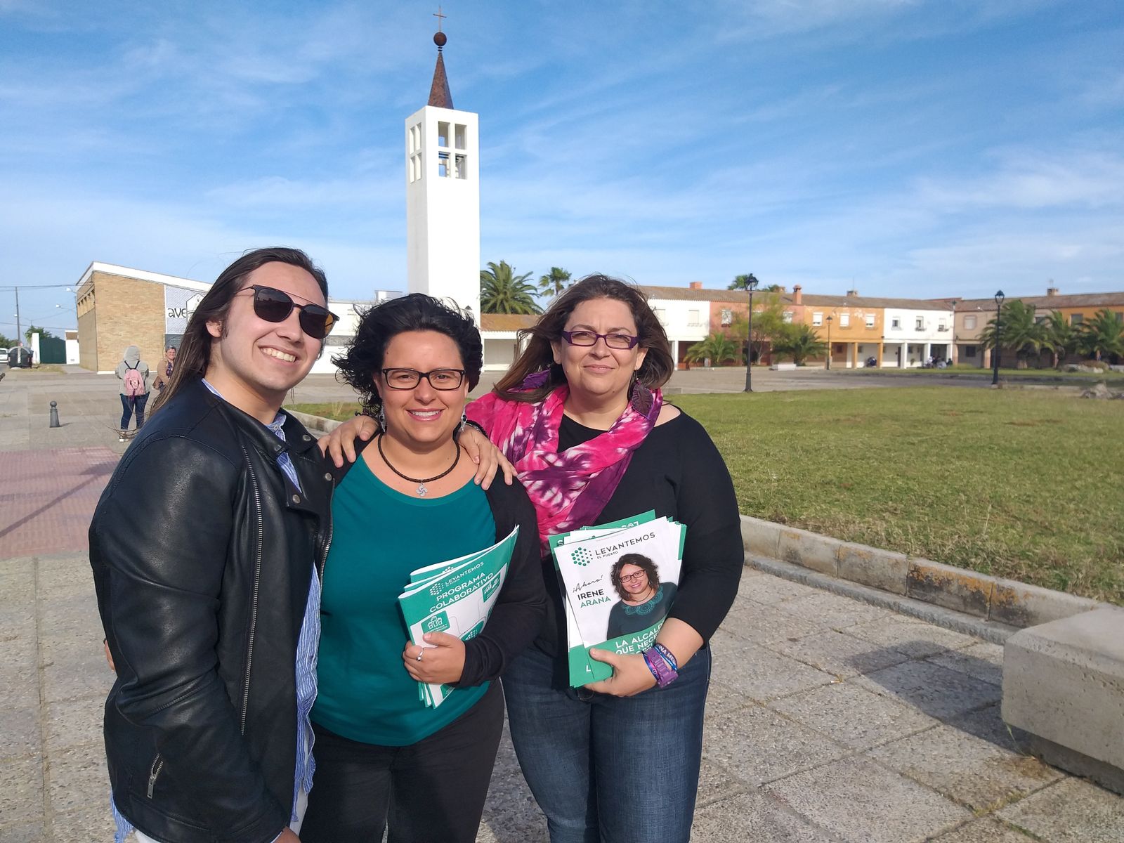 La candidata de Levantemos, Irene Arana (en el centro), durante su visita al Poblado de Doña Blanca.