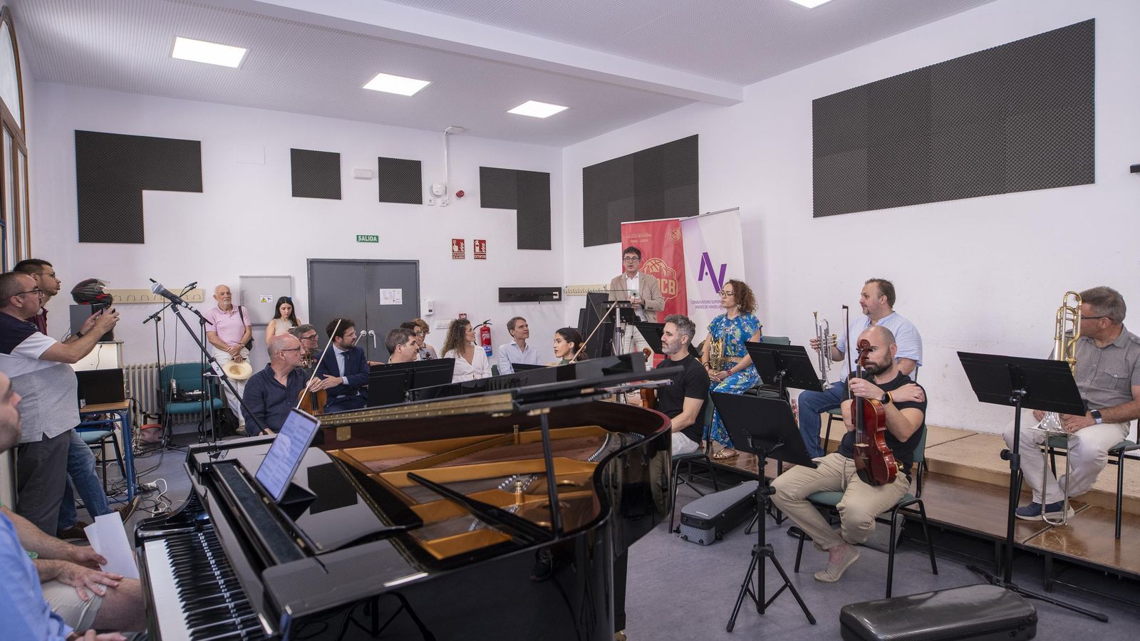 Momento de la interpretación del nuevo himno.