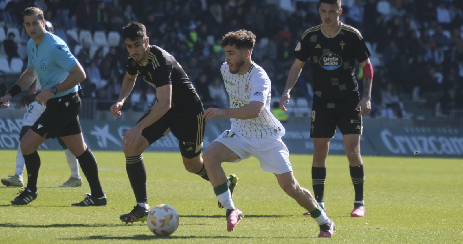 Armando Shashoua controla el balón durante la cita del domingo ante el Celta B.