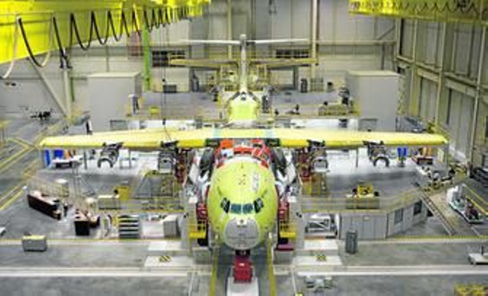 Imagen del montaje final del avión militar A400M que se lleva a cabo en la planta sevillana de San Pablo, junto al aeropuerto.