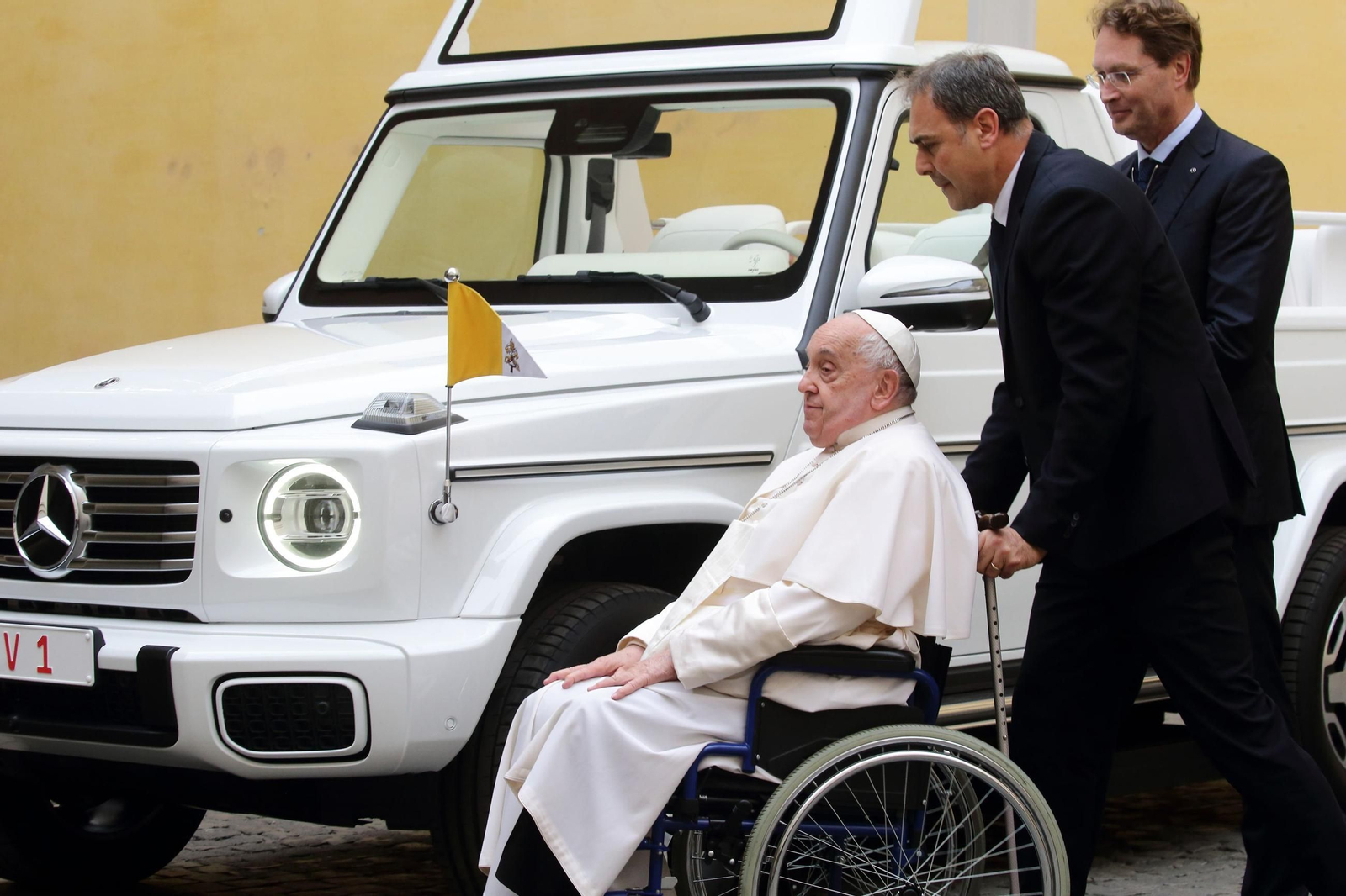 El Papa con el papamóvil detrás