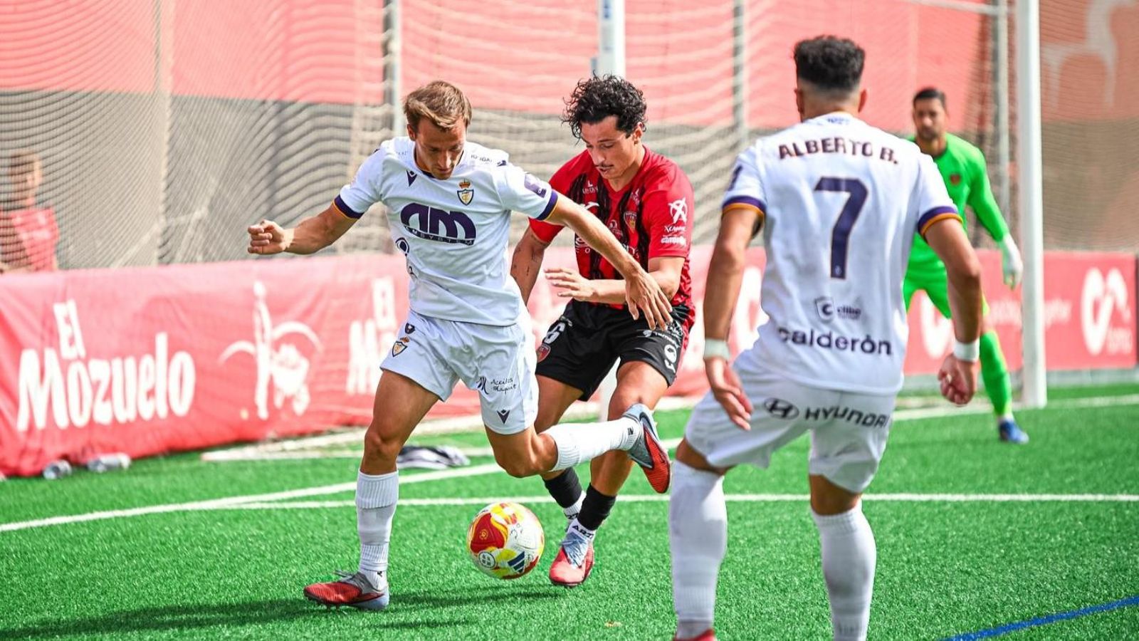 Joel Armengol trata de robar el balón en un lance del Salerm Puente Genil - Real Jaén.