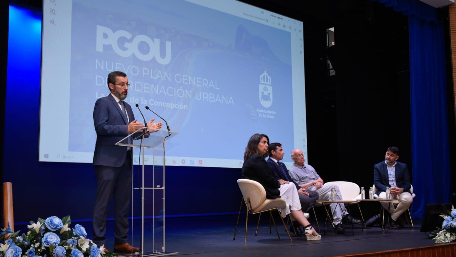 Franco, Sánchez, Ros, Seguí y Martínez, en la presentación del PGOU de La Línea. Franco, Sánchez, Ros, Seguí y Martínez, en la presentación del PGOU de La Línea.