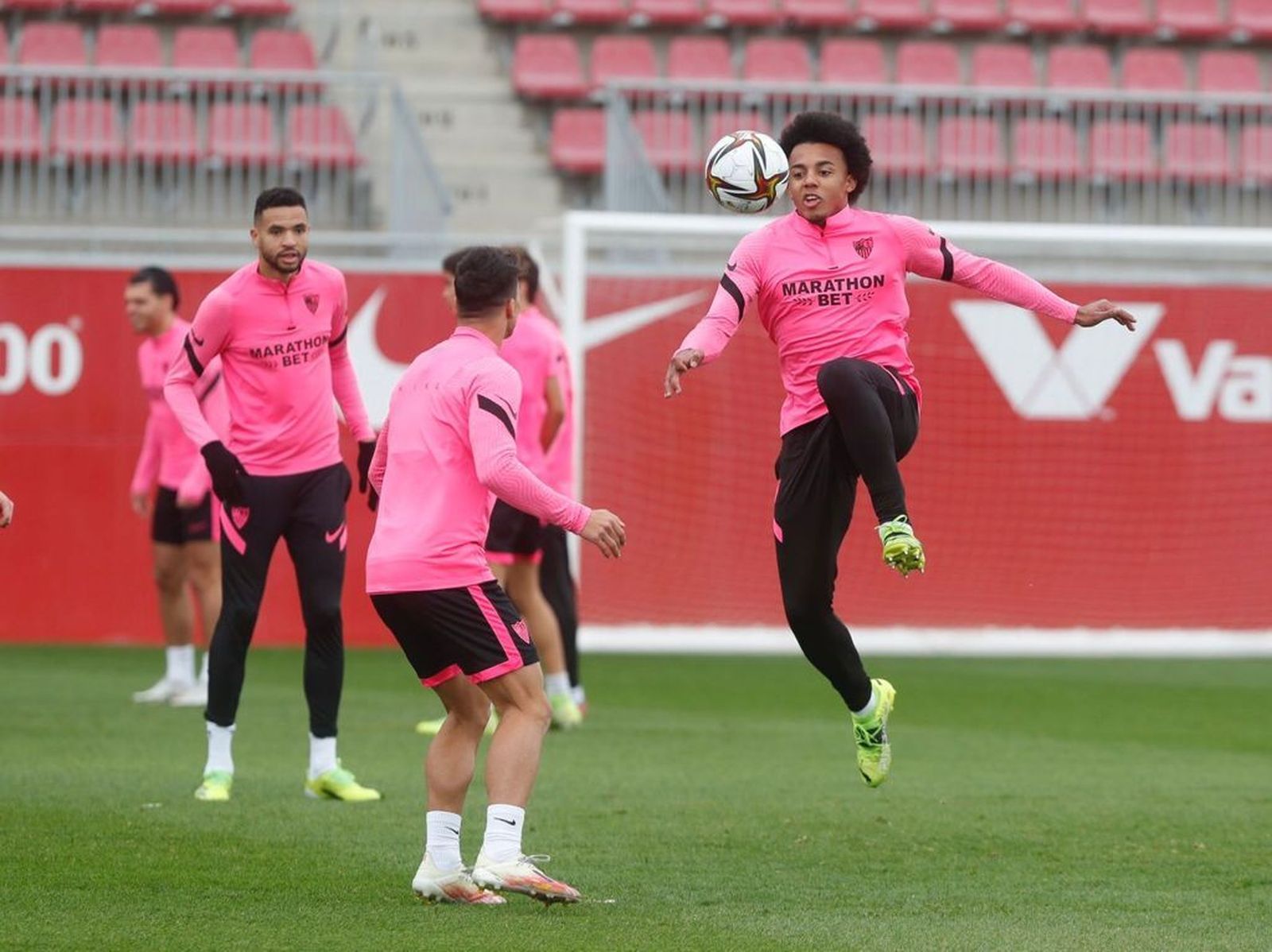 Koundé, en un rondo de preparación ante En-Nesyri y Óliver Torres.