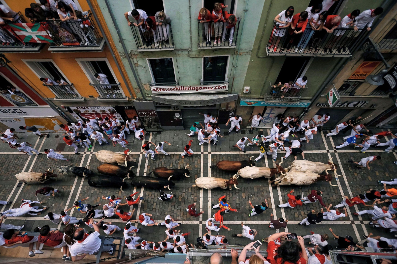 Los toros de Cebada Gago enfilan Estafeta durante los sanfermines de 2019.