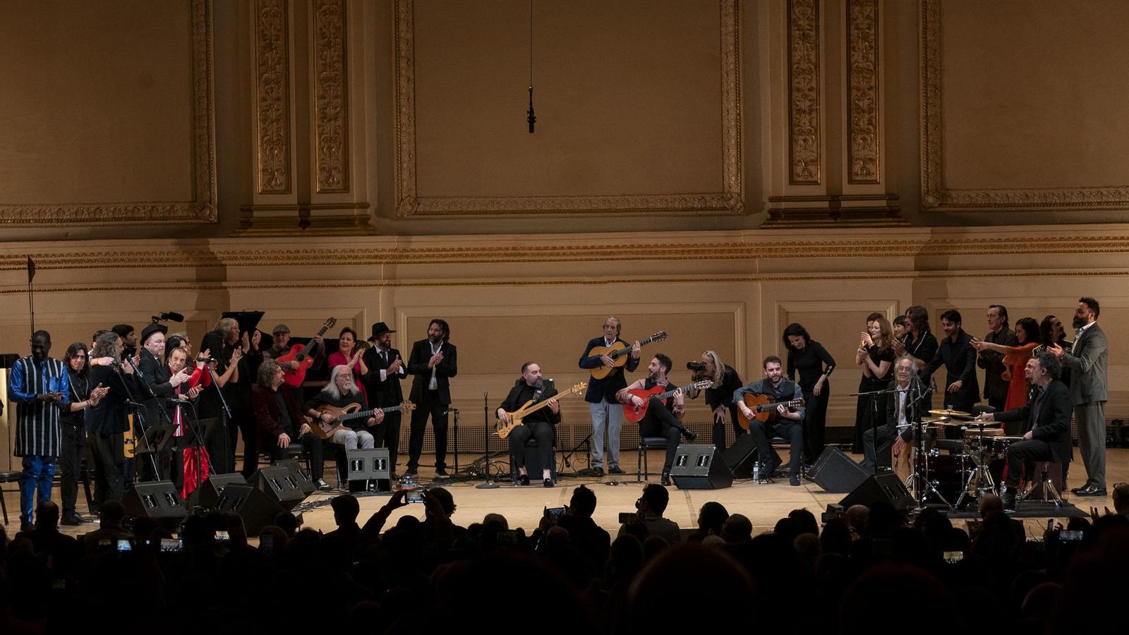 Fin de fiesta flamenca en Nueva York con el público en pie.