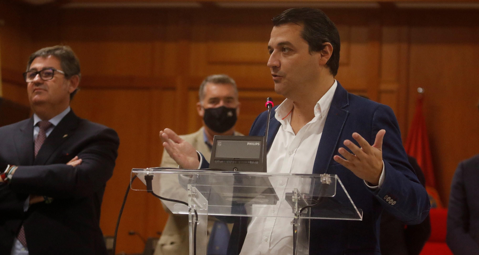 José María Bellido atiende a la prensa durante la visita del Córdoba CF al Ayuntamiento.