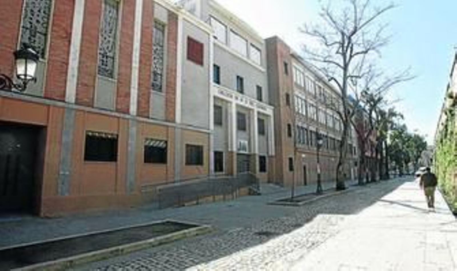 Fachada principal del colegio concertado, ubicado en el número 2 de la calle Fernando El Católico.