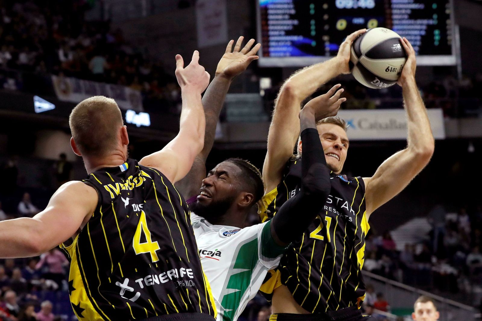 Lessort lucha un rebote ante el Iberostar Tenerife, en la Copa del Rey.