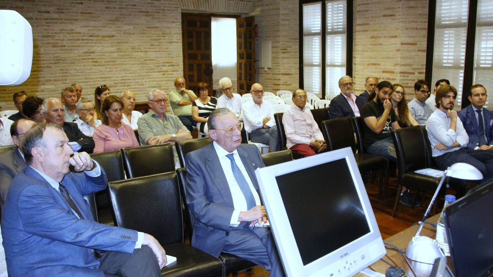 El público asistente a la presentación de la revista, entre ellos el conferenciante Luis Suárez.