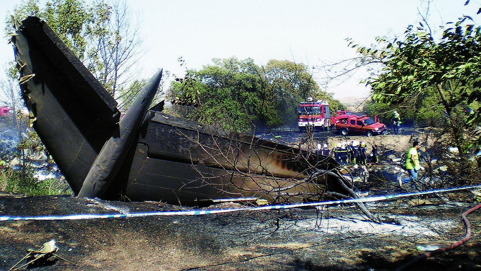 Restos del avión de Spanair  siniestrado en el aeropuerto de Barajas.