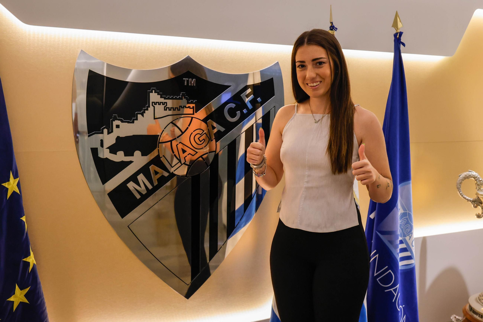 Arantxa Medina posa tras renovar con el Málaga CF
