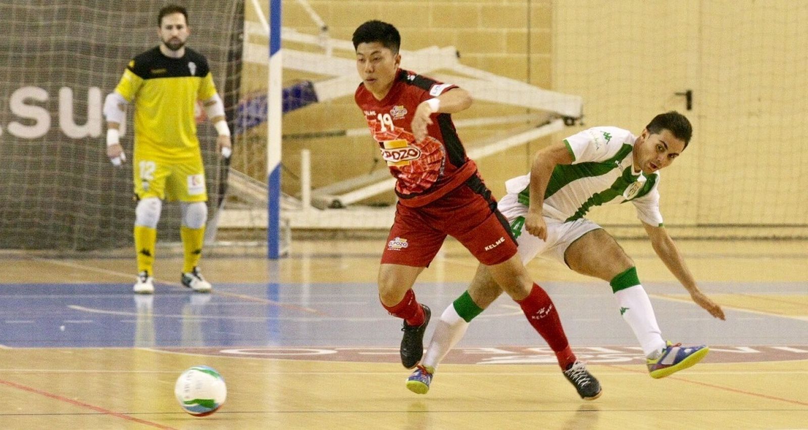 Shimizu sortea a Pakito, en una visita a Vista Alegre con el filial de ElPozo Murcia.