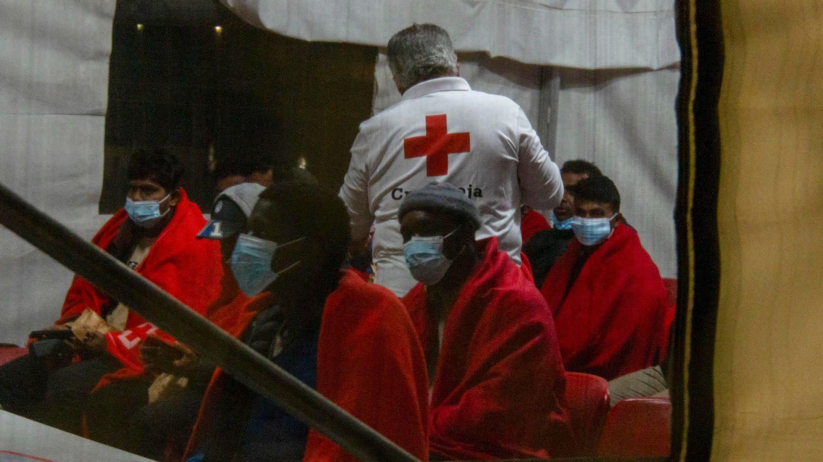 Migrantes atendidos por Cruz Roja en la costa granadina | Imagen de archivo