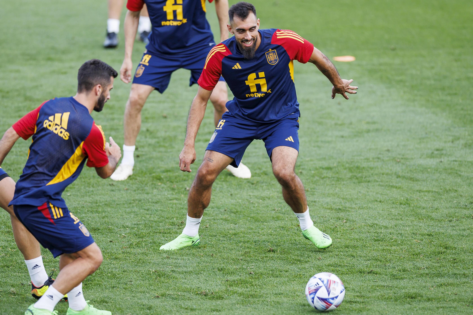 Borja Iglesias y Gayá durante un entrenamiento de la Selección.