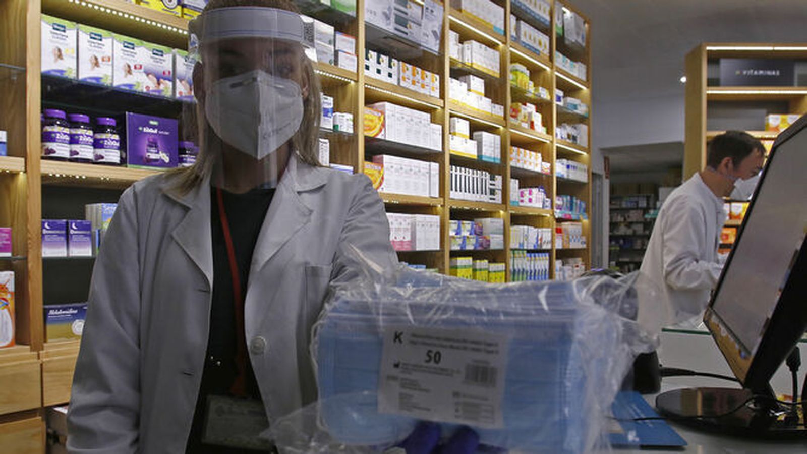 Una farmacéutica vendiendo mascarillas