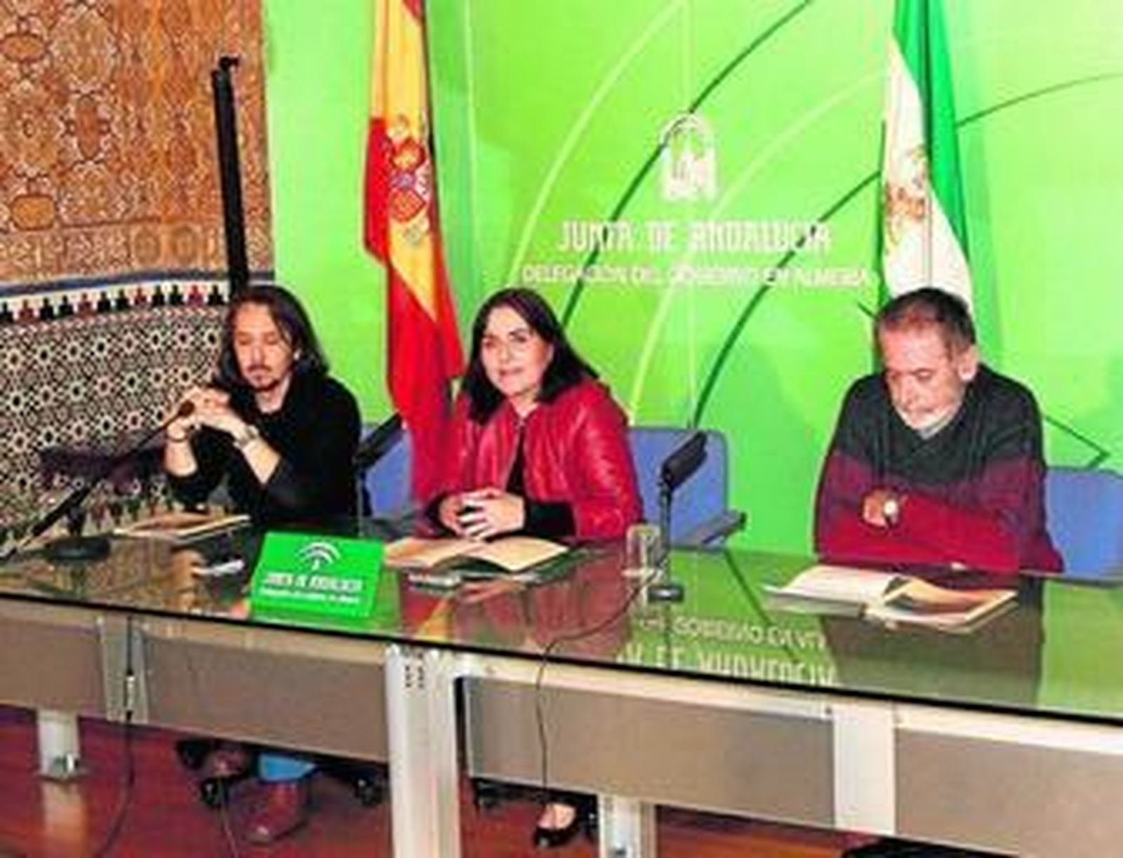 La delegada de Cultura, Isabel Arévalo, entre Alfredo Reyes y Alfonso Ruiz.