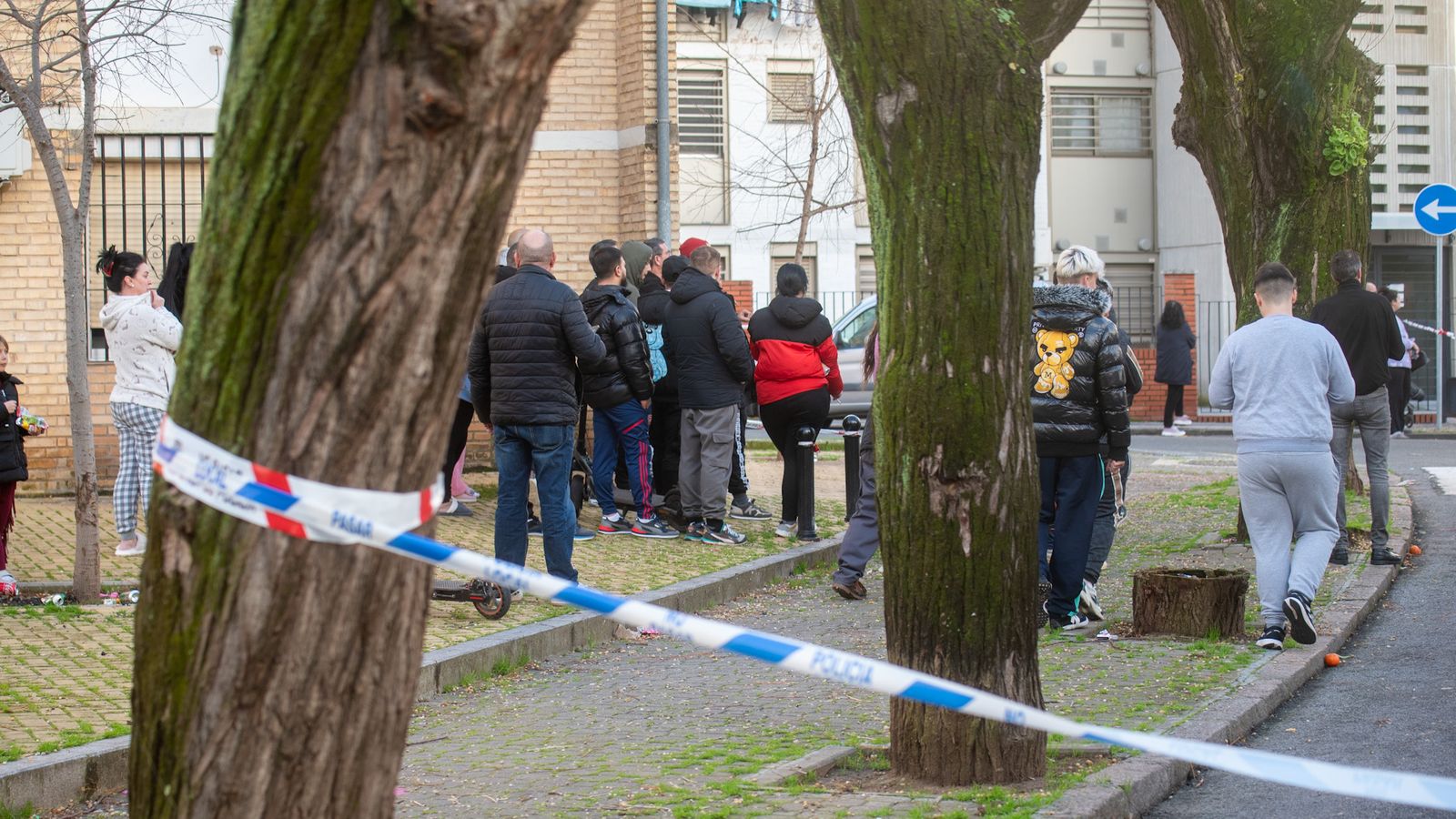 Vecinos de Sector Sur tras el apuñalamiento de un hombre.