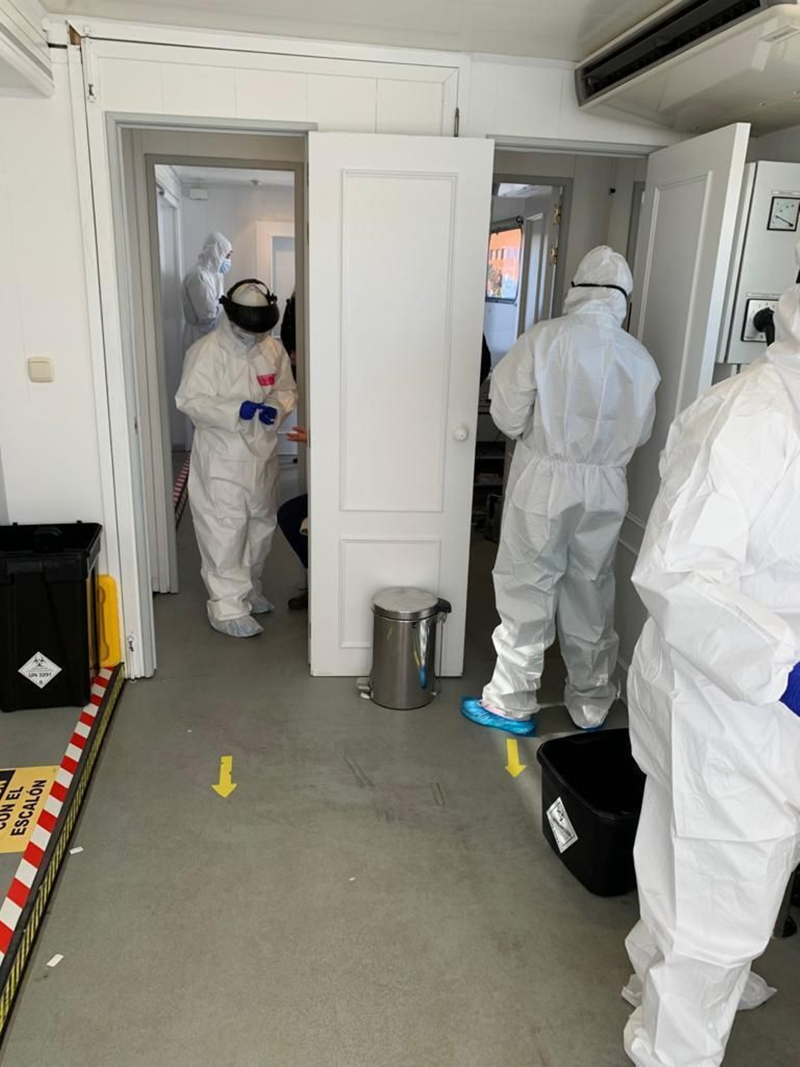 Sanitarios haciendo un cribado en una de las unidades móviles.