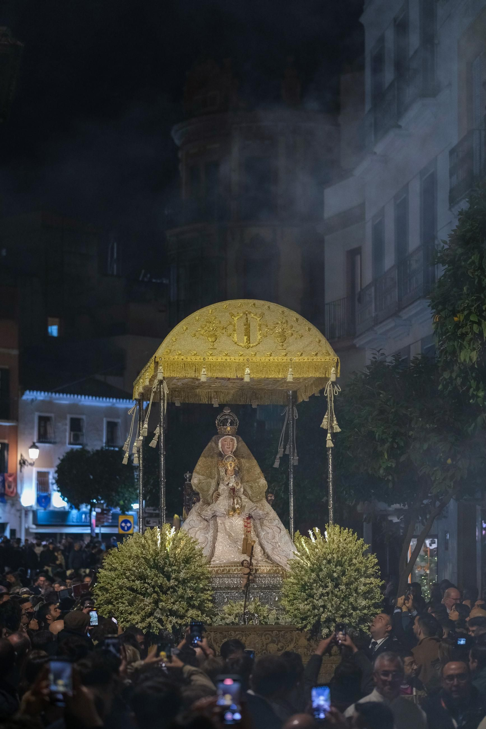 Imágenes del regreso de la Virgen de los Reyes