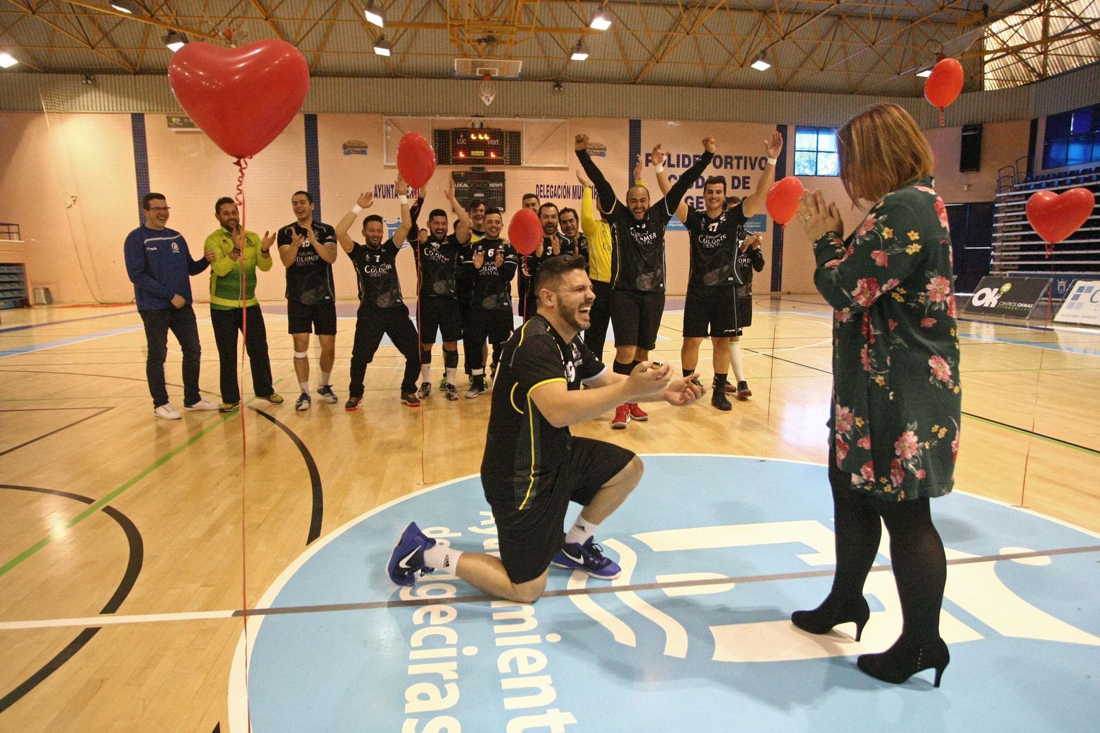 Romero pide matrimonio (arriba) y celebra después el "sí quiero".